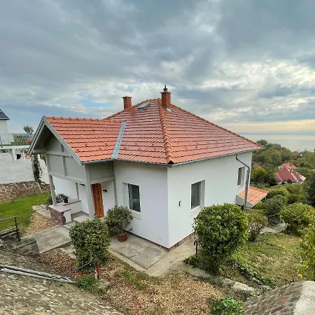 Belvarosi Haz Gyoenyoeru Panoramaval Balatonalmádi Exterior photo